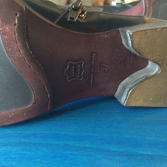 🚫SOLD🚫Black patent leather ankle boots - Picture 3 of 4