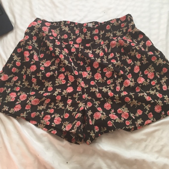 Floral print flowy shorts