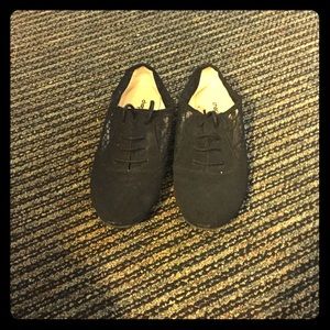 Adorable black lace up flats!