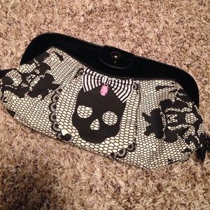Skull Clutch!