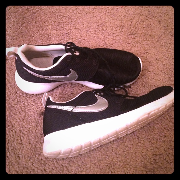 black nike roshes