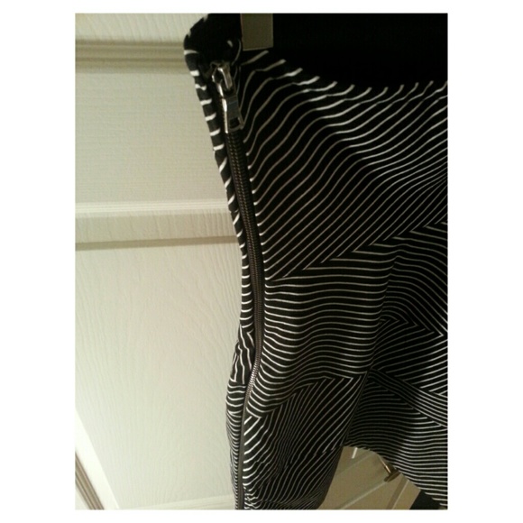 Black and White strapless Dress - Picture 2 of 4