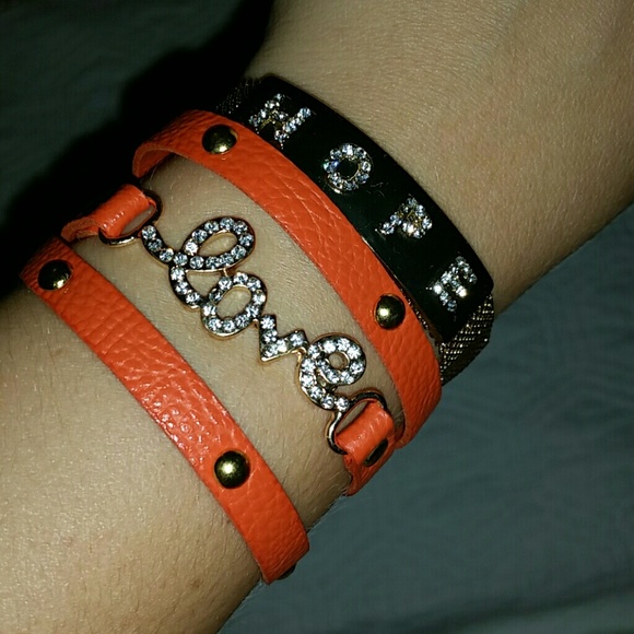 Wrap love bracelet - Picture 1 of 2