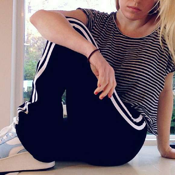 Velvet by Graham & Spencer Linen Stripe Crew Neck - Picture 3 of 3