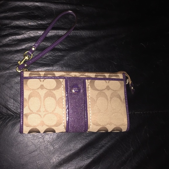 Coach Handbags - Coach wristlet wallet
