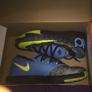 Kd 6. Wore three times slight creasing in front.