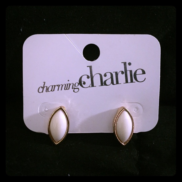 Cute White Stud Earrings!!💕