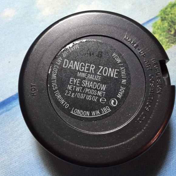 MAC eyeshadow - Picture 2 of 2