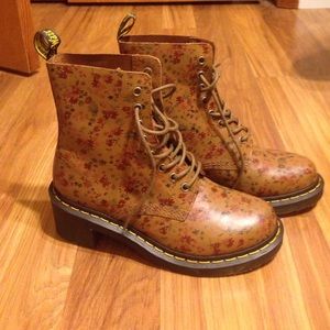 NWOT Dr. Martens Leather Flower Boots