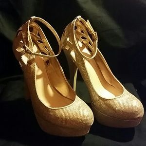 Sparkling gold size 6 pumps