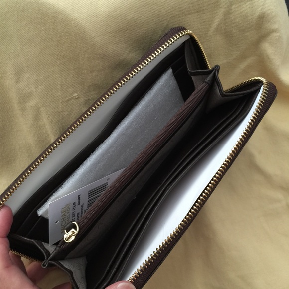❌SOLD❌Michael Kors wallet - Picture 2 of 3