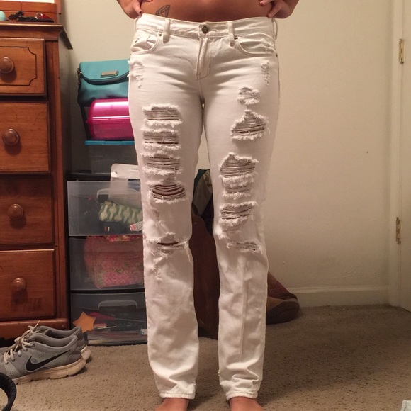 WHITE DESTROYED JEANS