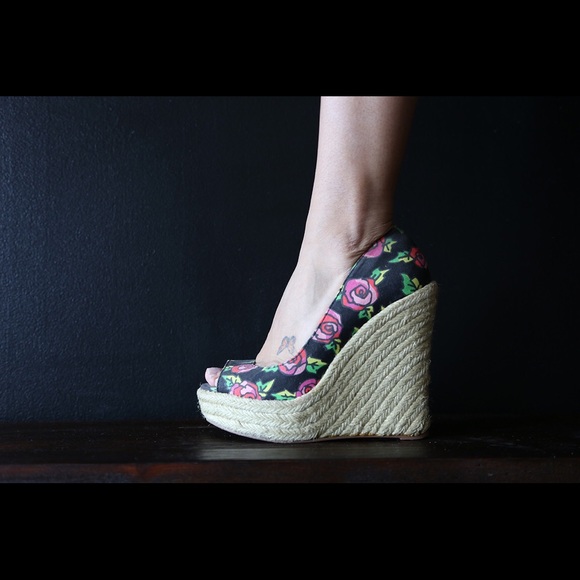 Betsey Johnson flower wedge. - Picture 1 of 4