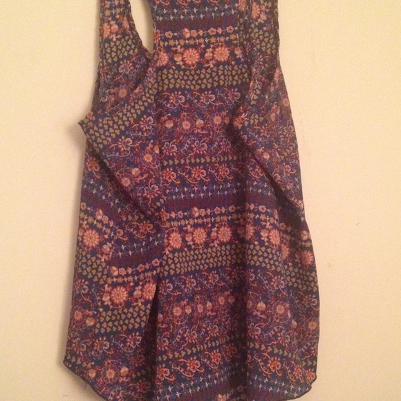 Floral Sleeveless Top - Picture 3 of 4