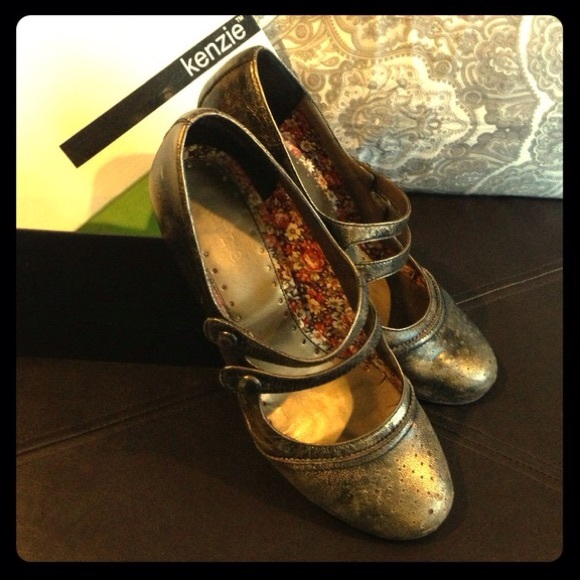 Rubbed Gold 💰 Double-Strap Mary Jane Kenzie Heels