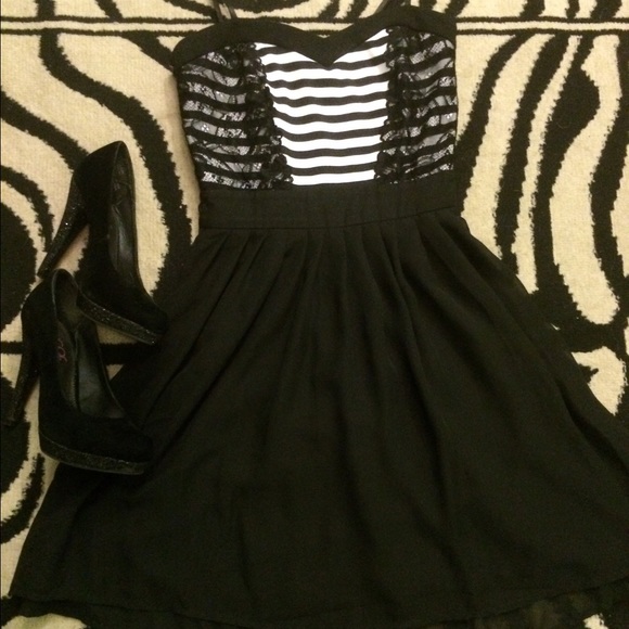 🎀💟Stripes & Lace dress💟🎀 - Picture 2 of 3