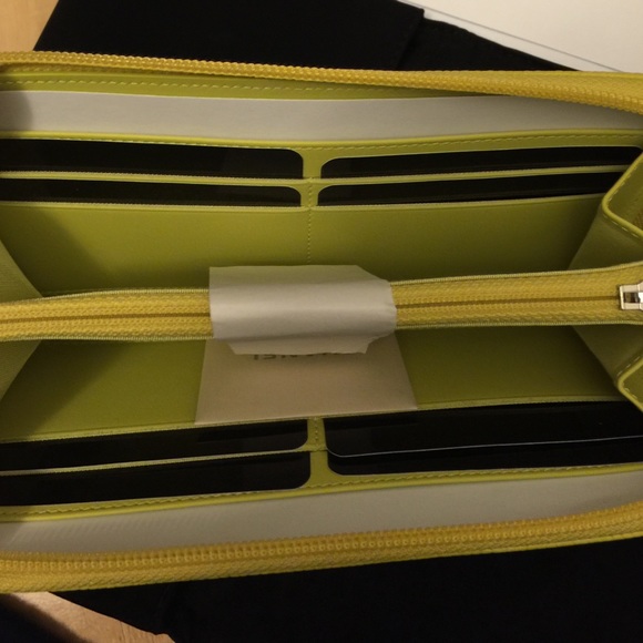 Chanel Yellow Gusset Zip Wallet 0A348 (Brand New) - Picture 4 of 4