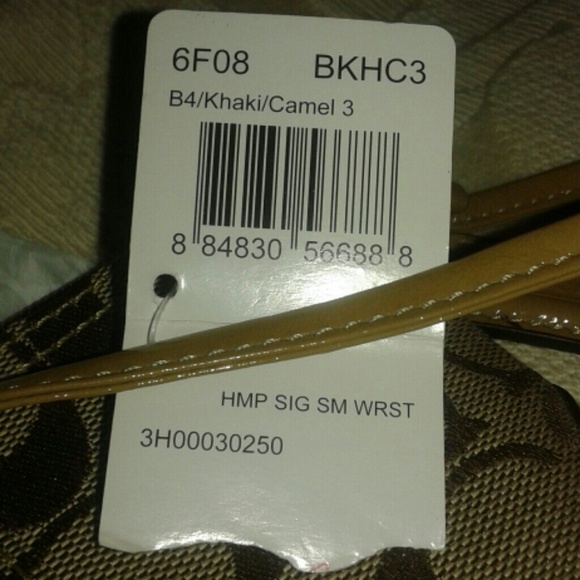 COACH - Hamptons Signature Wristlet - Picture 2 of 4