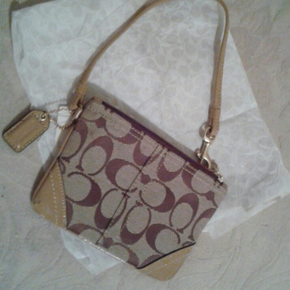 COACH - Hamptons Signature Wristlet - Picture 4 of 4