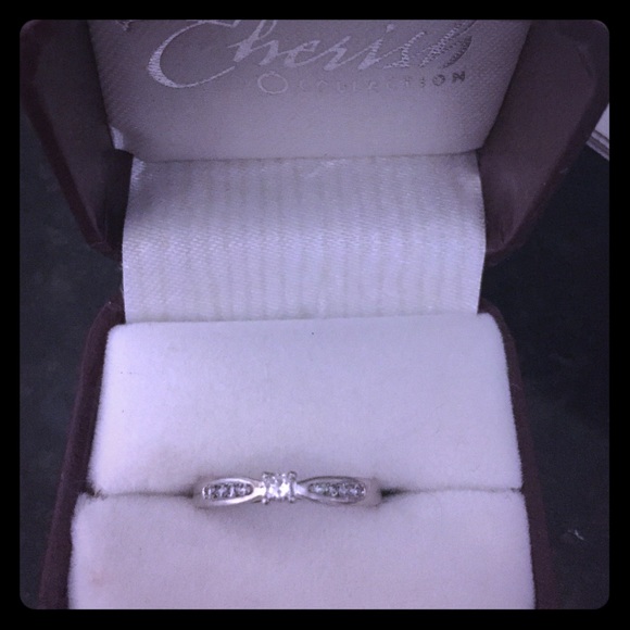 10k white gold diamond ring