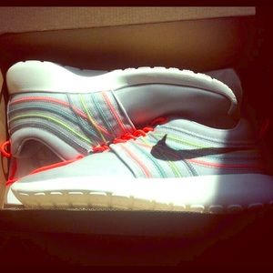 WOMAN SIZE 9 Men's Nike Roshe