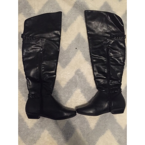 🚫🚫 SOLD 🚫🚫Black Boots - Picture 2 of 3
