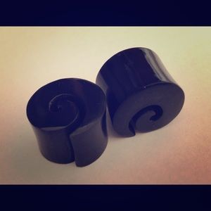 Two pairs of 3/4 plugs both black in color.
