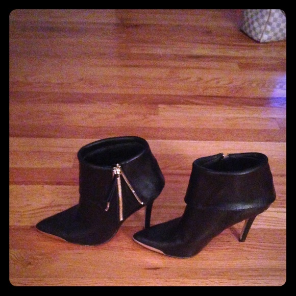Low black boots with gold zipper & toe tip