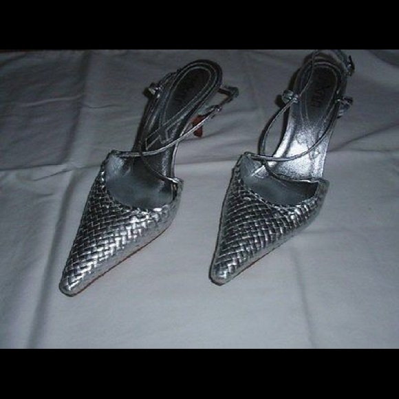 WOMEN'S SILVER SHOES-SIZE 7.5M - MIKALA BELLAGIO - Picture 1 of 4