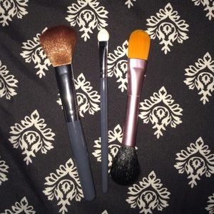 make up brushes and case