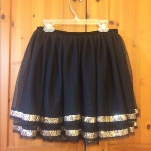 Super cute black skirt!