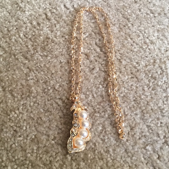 Jewelry - Peas in a Pod Necklace  NWOT
