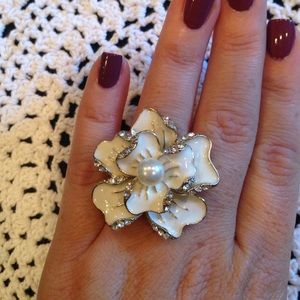 White and gold flower stretch ring