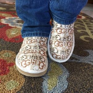 LIKE NEW Ugg embroidered zip-up boots