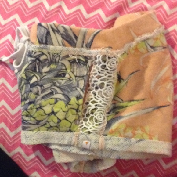 Guess pineapple shorts with crochet side detail - Picture 2 of 7