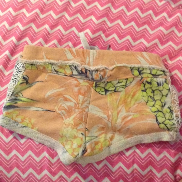 Guess pineapple shorts with crochet side detail - Picture 3 of 7