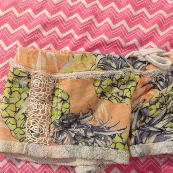 Guess pineapple shorts with crochet side detail - Picture 4 of 7