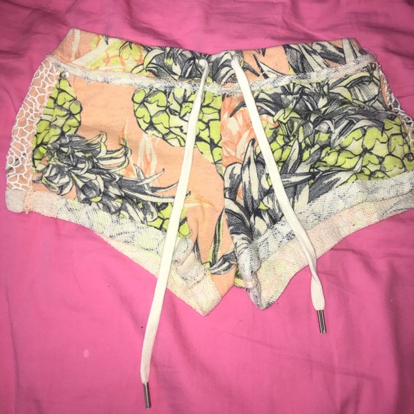 Guess pineapple shorts with crochet side detail - Picture 5 of 7