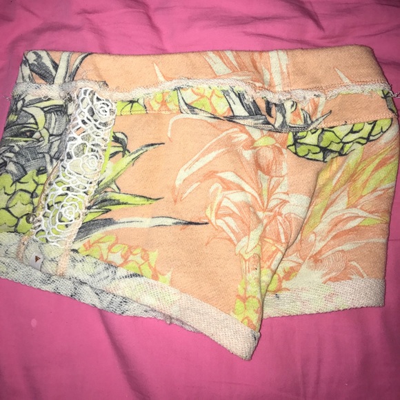 Guess pineapple shorts with crochet side detail - Picture 7 of 7