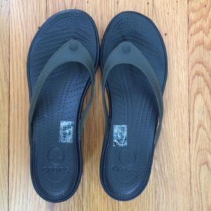 crocs black platform "Carlie" flip flops