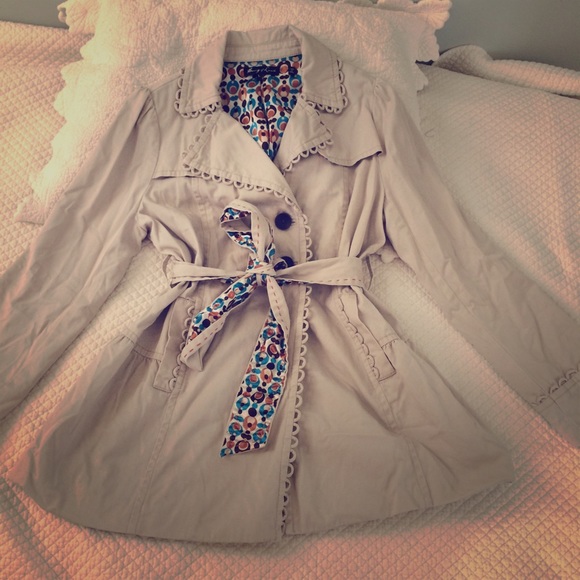 Beige/white trenchcoat