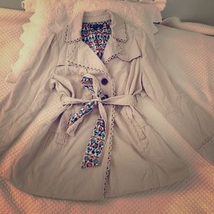 Beige/white trenchcoat