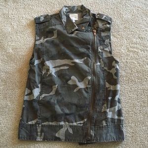 Last call!!! Never worn camo vest