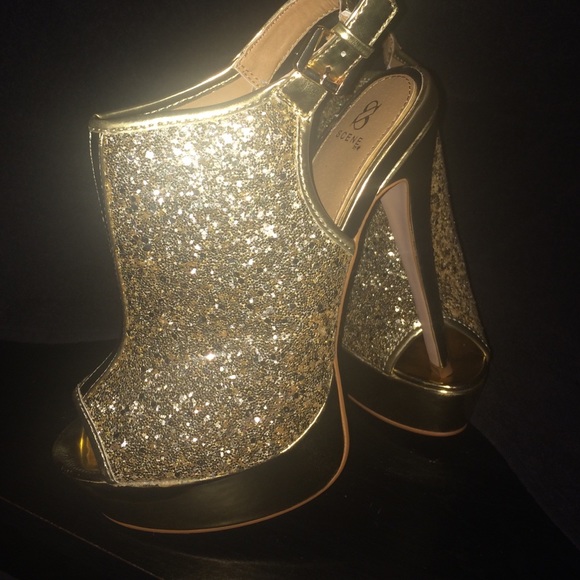Gold Glitter Pump - Picture 2 of 2