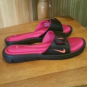 Nike slides flip flops hot pink & shiny black 9
