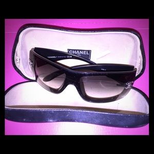 Chanel Sunglasses w/ cover; black ombré shade; 😎