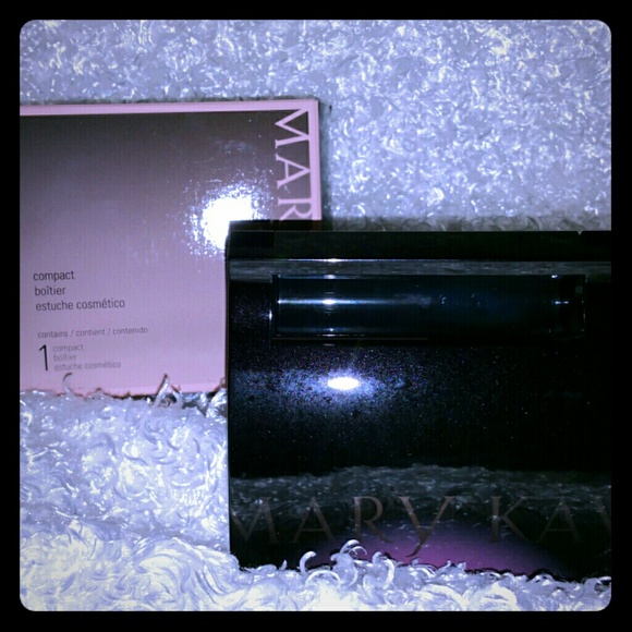 MARY KAY compact