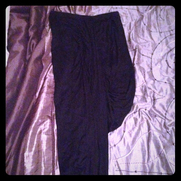 High- low black skirt