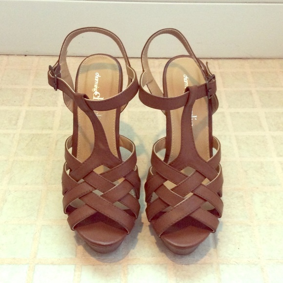 Adorable Charming Charlie Wedge Size 7