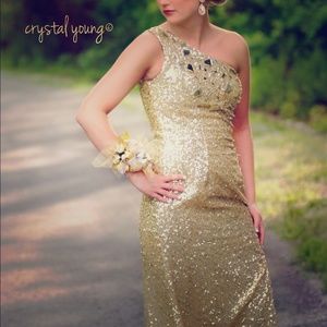 Gold one shoulder prom dress! Cute!